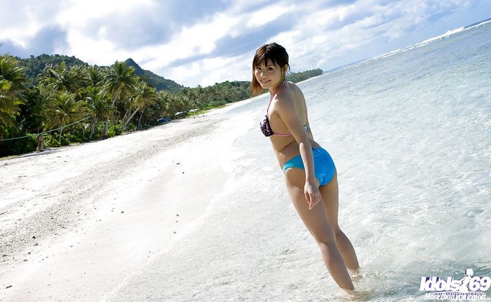 Красивая азиатка сняла купальник на море и показала сочное тело