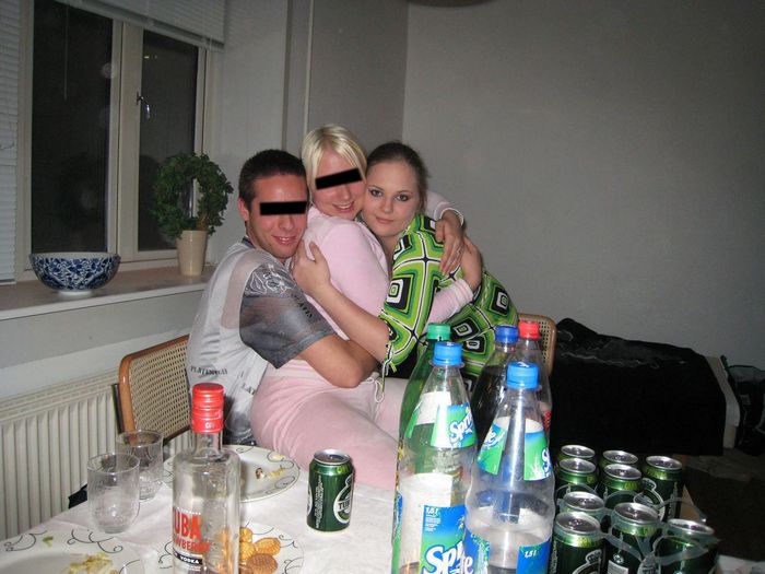 Девушки напиваются и устраивают мощную оргию на весёлой домашней вечеринке