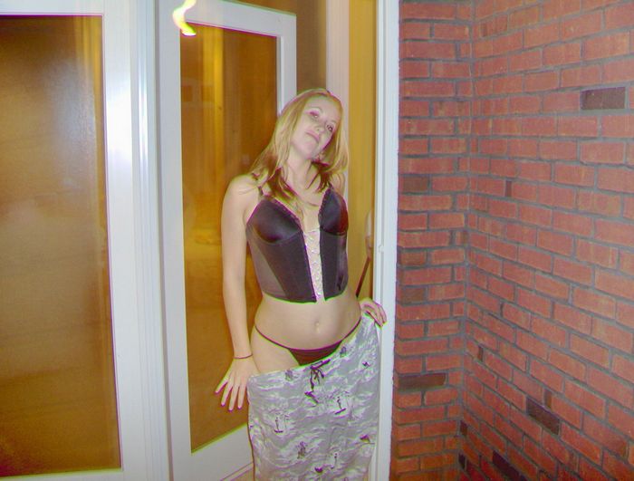 Развратная блондинка принимает разные позы для того, чтобы выглядеть сексуально перед камерой