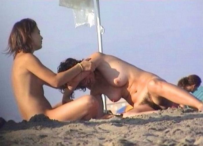 Нудисты готовы лежать на пляже голыми, выставлять свои задницы и горячие вагины на обзор