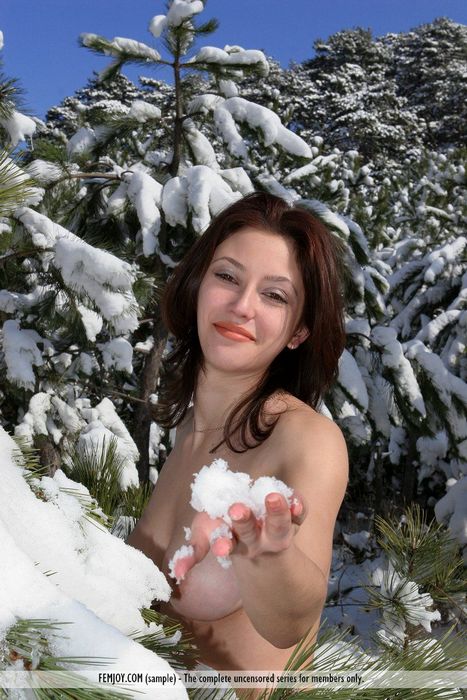Девушка с большой грудью Ornella Femjoy исполняет сексуальное легкое позирование на снегу