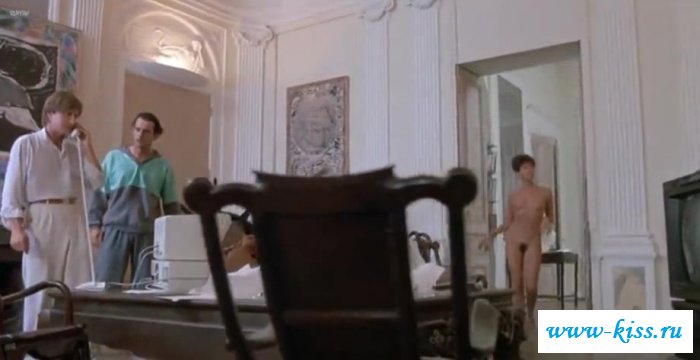 Киношная эротика Изабель Ийе с небритом лобком на кровати